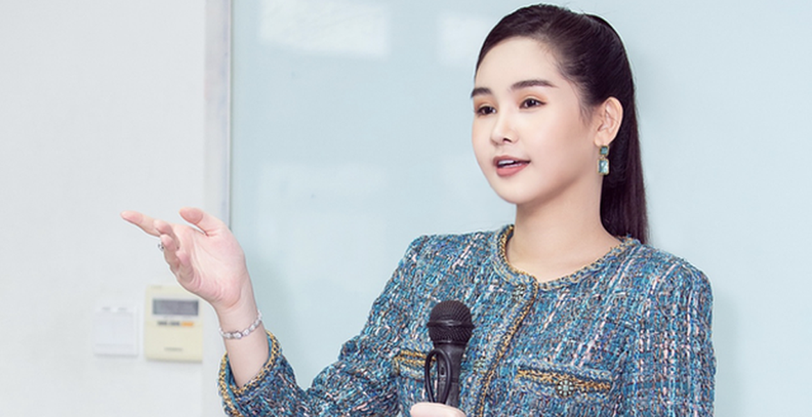 Sau thời gian rời showbiz để đi du học,  Hoa hậu Đại dương Lê Âu Ngân Anh khiến khán giả không khỏi bất ngờ khi là giảng viên trường Đại học Hoa Sen.