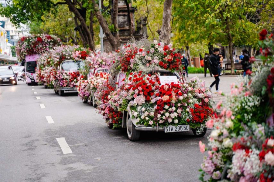 Sáng ngày 14/2, ngày Lễ Tình Nhân, người dân Hà Nội không giấu được sự thích thú và ngạc nhiên khi những cung đường thủ đô bỗng trở nên xinh đẹp, rực rỡ với sự xuất hiện của một rừng hoa khổng lồ.