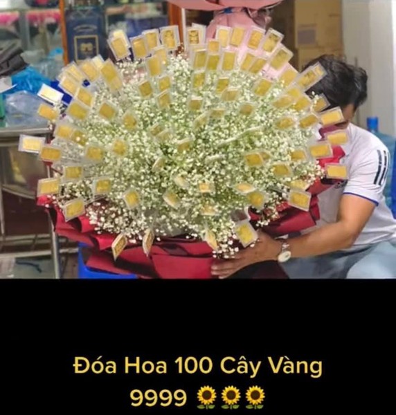 Mới đây trên mạng xã hội không ngừng chia sẻ những hình ảnh về một  bó hoa bằng vàng tại một tiệm hoa khiến nhiều người chú ý. Đặc biệt tại thời điểm giá vàng lên cao đến hơn 70 triệu đồng/lượng.