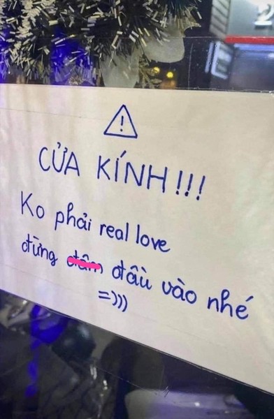 Tận dụng sự đa dạng và phong phú về ngôn ngữ, nhiều người đã nghĩ ra rất nhiều chiêu trò chơi chữ để  biển thông báo của mình độc đáo, thu hút được sự chú ý.