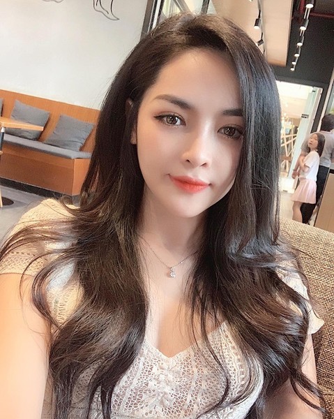 Vũ Thanh Quỳnh (sinh năm 1992) được biết đến với danh xưng " hot girl thẩm mỹ" nhờ màn phẫu thuật gương mặt để trở nên xinh đẹp.