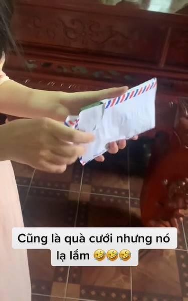 Mới đây, mạng xã hội TikTok lại rần rần chia sẻ một đoạn clip màn bóc  quà cưới của bạn thân khiến nhiều người được một phen phì cười. Ảnh: Cắt từ clip TikTok V.J