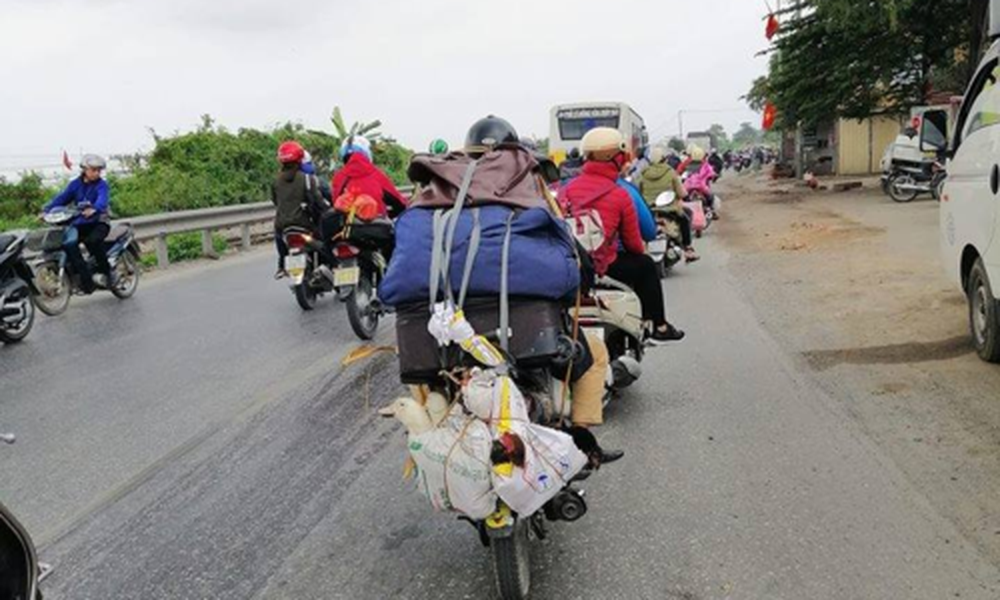 Sau nhiều ngày nghỉ  Tết Nguyên đán, mọi người đã bắt đầu lên kế hoạch trở về thành phố để làm việc. Đi kèm đó là muôn vàn quà quê được nhiều người gói ghém đem lên thành phố.