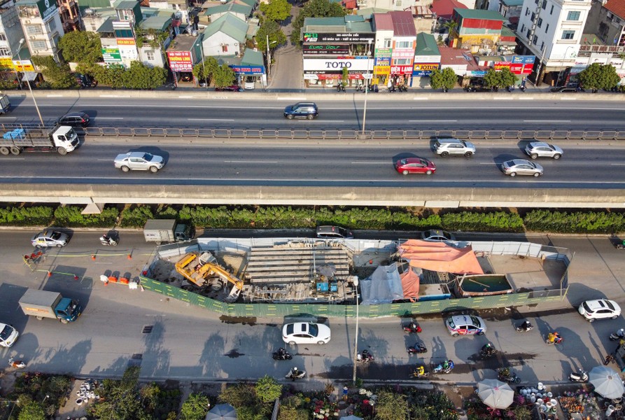 Sau khi cơ quan chức năng thu hẹp rào chắn trên  đường Nguyễn Xiển, giao thông qua khu vực này thông thoáng hơn, ngay cả trong khung giờ cao điểm.