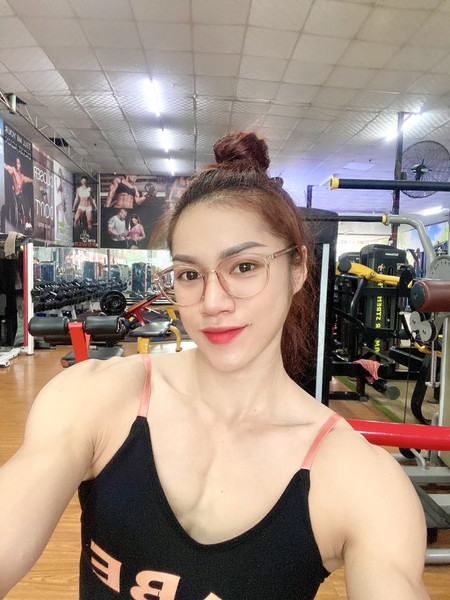 Trần Thị Ny (hay còn gọi là Ny Ny Trần) không phải là cái tên quá xa lạ trong cộng đồng yêu gym, cô nàng còn được mệnh danh là " búp bê cơ bắp".