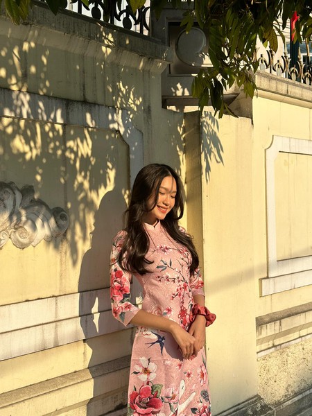 Mới đây trên Instagram bạn gái  Đoàn Văn Hậu chia sẻ loạt hình ảnh diện áo dài màu hồng cực xinh đẹp.