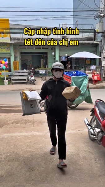 Mới đây, tài khoản TikTok H.M đã chia sẻ lại câu chuyện thú vị của bản thân trong cuộc sống kèm với dòng trạng thái: “Ngày gặp  shipper 80 lần, riết rồi tặng bột ngọt (mì chính) tri ân khách hàng cuối năm luôn”.