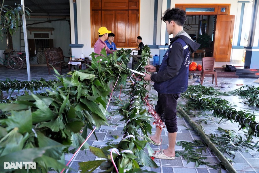 Những ngày này, nhóm thợ 5 người làm dịch vụ tại gia đình ông Lê Trần Hữu Sáng (65 tuổi, ở thôn Châu Hạ, xã Thạch Châu, huyện Lộc Hà, Hà Tĩnh) đang tất bật hoàn thiện những  cây nêu để dựng cho các gia đình trong dịp Tết Nguyên đán Quý Mão 2023.