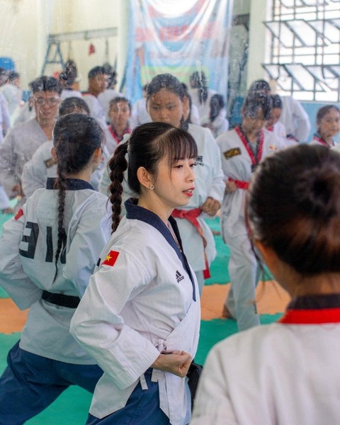 Châu Tuyết Vân (sinh năm 1990) được mệnh danh " hot girl taekwondo", "hoa khôi làng võ" nhờ tài năng nổi bật cùng ngoại hình xinh xắn.