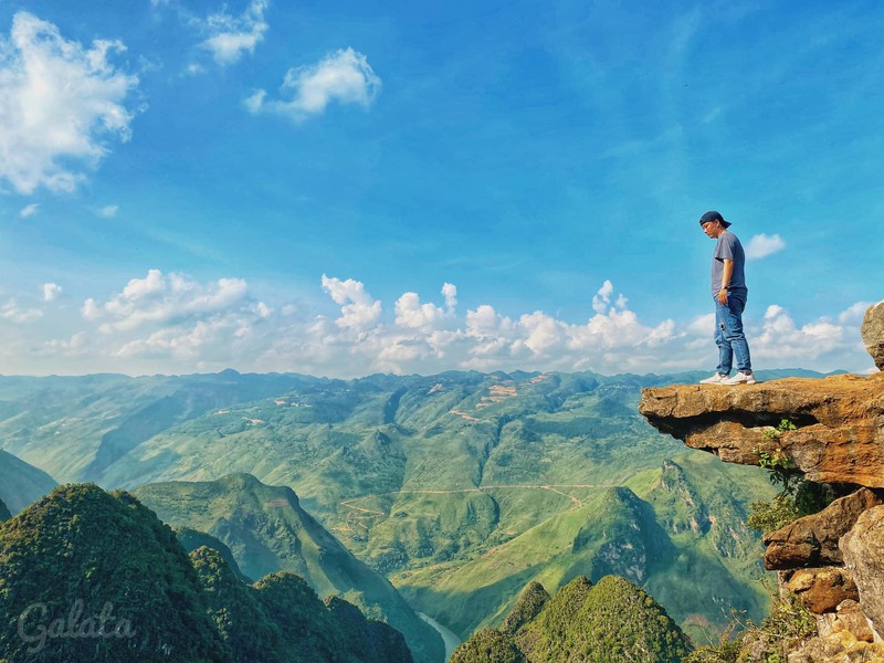 " Mỏm đá tử thần" ở Hà Giang từng là địa điểm check-in nổi tiếng mặc dù nơi đây gây nhiều nguy hiểm cho du khách. Ảnh: Linh Hải Dương