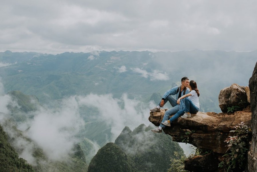 “Mỏm đá tử thần” là cái tên được giới trẻ đặt cho  mỏm đá sống ảo ở Hà Giang. Mỏm đá này nằm ở trên đường đi đèo Mã Pí Lèng – một trong “tứ đại đỉnh đèo” của vùng núi phía Bắc.