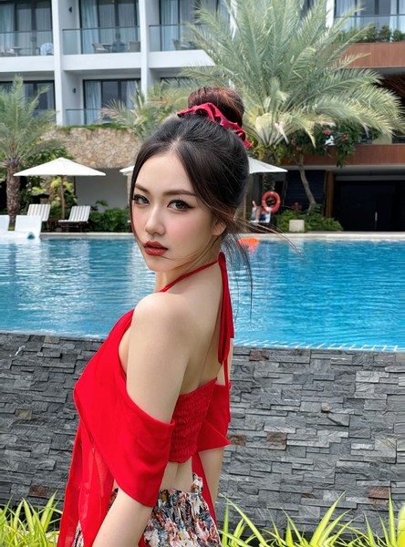 Nguyễn Vũ Thoại Nghi sinh năm 2005, đến từ TP.HCM là  hot girl nổi tiếng trên MXH. Hiện tại, cô đang sống và học tập ở Mỹ.