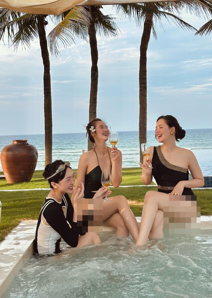 Mới đây,  Phanh Lee chia sẻ loạt ảnh diện đồ bơi khoe dáng cùng hai cô bạn thân tại một khu resort nghỉ dưỡng ở Đà Nẵng gây chú ý.