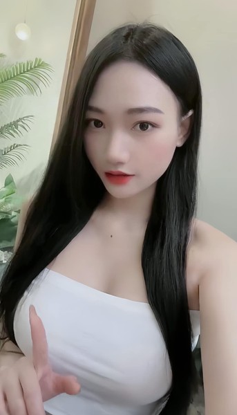 Nổi bật nhất dàn  hot girl "vịt hóa thiên nga" phải kể đến cô gái tên Dạ Thảo, sinh năm 1998 đến từ Quảng Ninh.