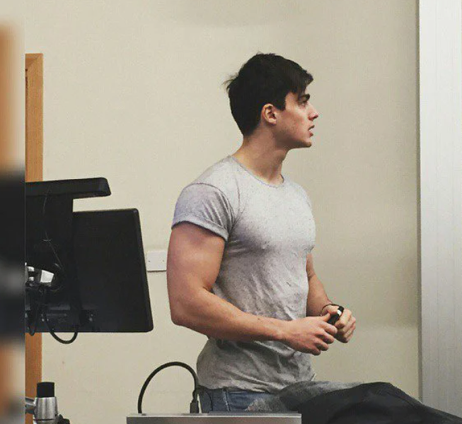 Vào năm 2015,  thầy giáo tên Pietro Boselli gây sốt cộng đồng mạng sau khi một sinh viên Đại học College London đăng bức ảnh chụp trộm anh lên mạng xã hội.