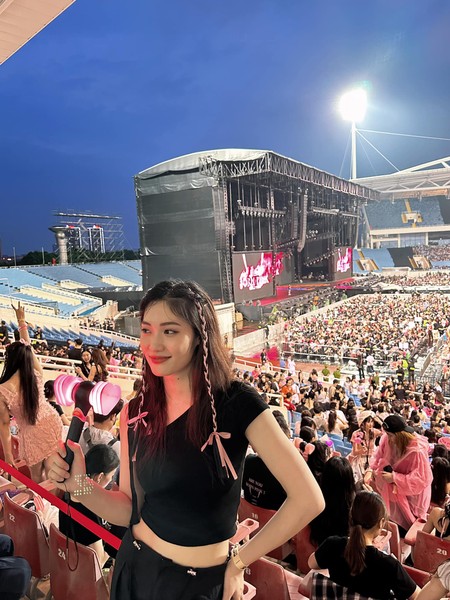 Mới đây,  hot girl bóng chuyền Trần Việt Hương chia sẻ khoảnh khắc check in tại concert của BLACKPINK gây chú ý.