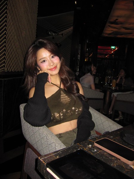 Hàn Hằng (tên thật là Hàn Hải Hằng, sinh năm 1999, quê Thanh Hóa) được mệnh danh là " hot girl tạp hóa".