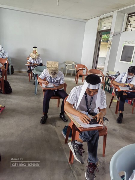 Vì lo ngại những  sinh viên "nhất quỷ nhì ma" tìm cách quay cóp, cô Mary Joy Mandane-Ortiz ở ĐH Kỹ thuật Bicol (Philippines) đã nghĩ ra cách để khiến không một em nào dám hó hé trong giờ thi, đó là tạo ra "mũ chống quay cóp".