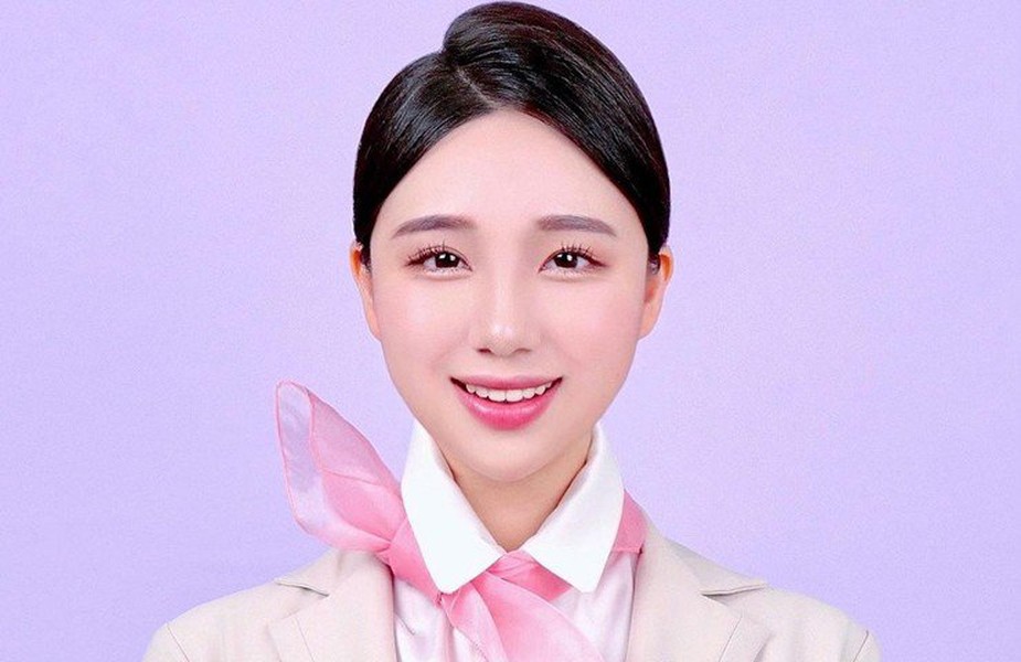 Kim Hyun Young (sinh năm 2000, tại Hàn Quốc) được biết đến là  nữ MC, người mẫu có tiếng.