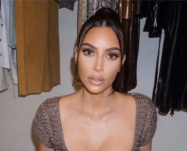 Kim Kardashian là ngôi sao rất tích cực lăng xê trend tóc mới này dù với kiểu đầu búi hay buộc cao.