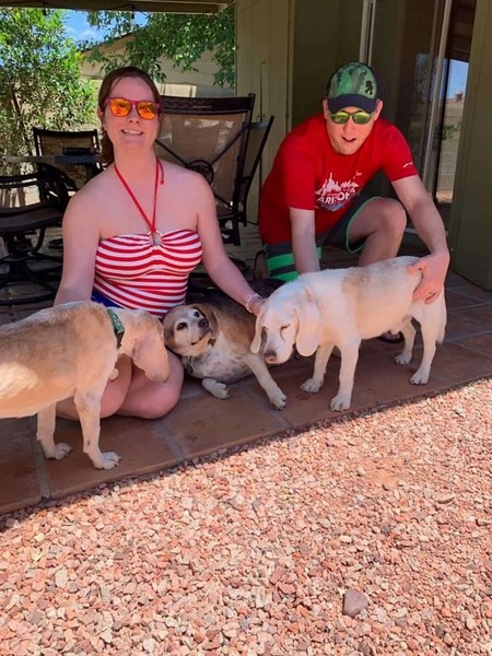  Wolfgang được vợ chồng McManis nhận nuôi từ tháng 5/2019 từ tổ chức Arizona Beagle Rescue, Arizona, Mỹ.