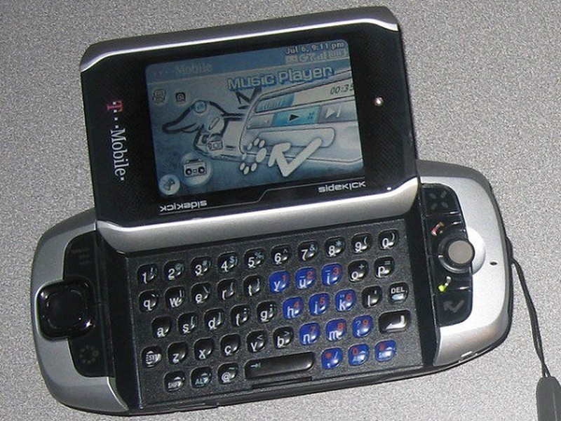  T-Mobile Sidekick 3 ra mắt năm 2006 từng là mơ ước của nhiều dân mê công nghệ tại Mỹ. Tính năng nhắn tin văn bản trên điện thoại này mở ra gợi ý phát triển của nhiều hãng về tin nhắn như Skype, Viber…