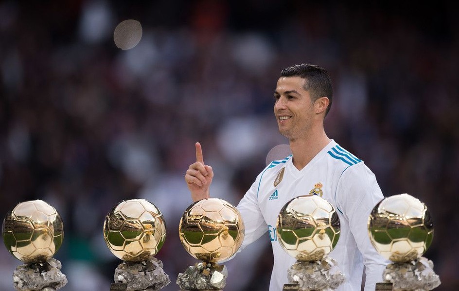 Với 5 Quả bóng Vàng châu Âu,  Cristiano Ronaldo (1985 - Ất Sửu) là một trong những huyền thoại vĩ đại nhất lịch sử bóng đá thế giới. Trong năm tuổi gần nhất (2009), Ronaldo cùng Manchester United vô địch Premier League nhưng thất bại trước Barca trong trận chung kết Champions League. CR7 chuyển sang Real Madrid với giá kỷ lục 94 triệu euro cũng trong năm này.