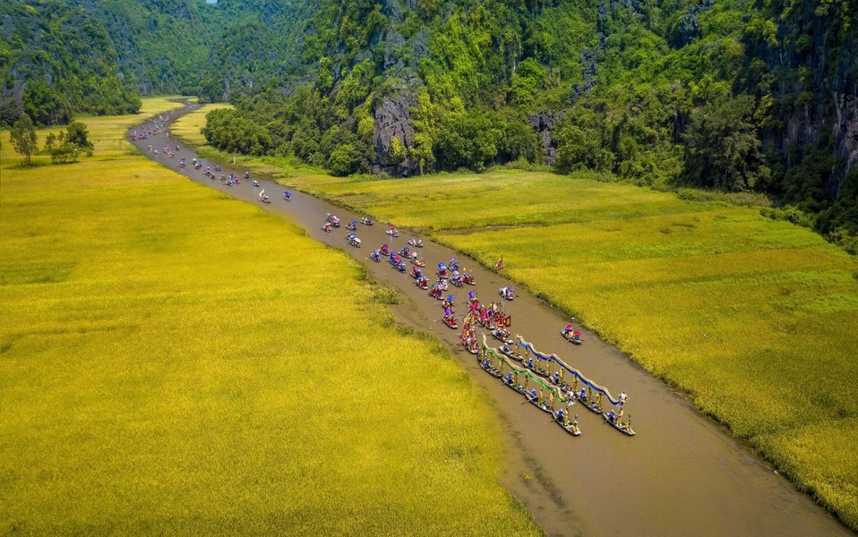 Quần thể danh thắng Tràng An tại Ninh Bình được UNESCO công nhận là  Di sản Văn hóa và Thiên nhiên Thế giới. Tam Cốc thuộc quần thể này, nằm trên địa bàn huyện Hoa Lư, tỉnh Ninh Bình. Sông Ngô Đồng như con đường thủy độc đạo đưa du khách chiêm ngưỡng vẻ đẹp thơ mộng của Tam Cốc. Uốn lượn duyên dáng giữa cảnh núi non hùng vĩ, sông không có đê kè hai bên, chỉ có những cánh đồng lúa đến mùa lại thơm ngát chín vàng, tạo nên bức tranh sơn thủy hữu tình. Ảnh: Phan Khánh.