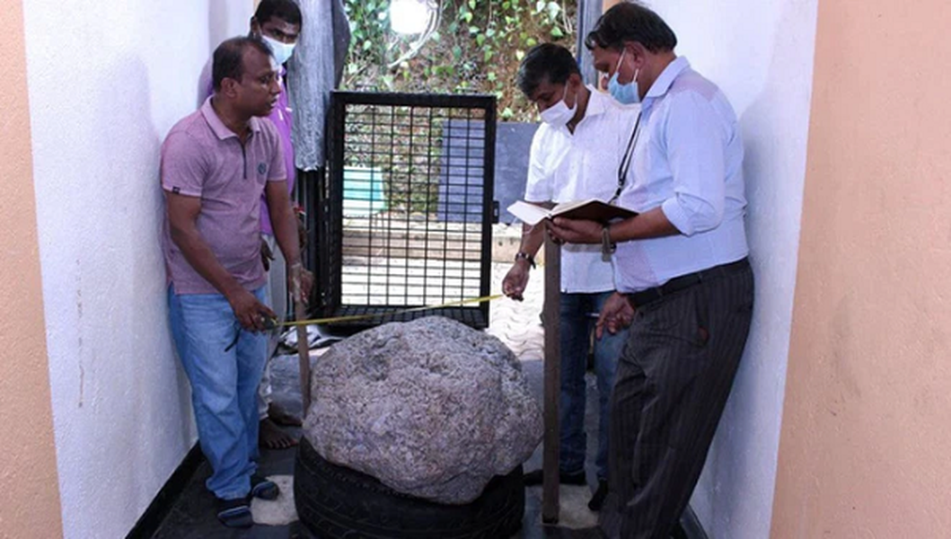 Khi tiến hành đào giếng cho một gia đình kinh doanh đá quý lâu đời tại Ratnapura, Sri Lanka, các công nhận đã phát hiện một  tảng đá sapphire khổng lồ với trọng lượng được cho là lên tới 510kg, tương đương 2,5 triệu carat.