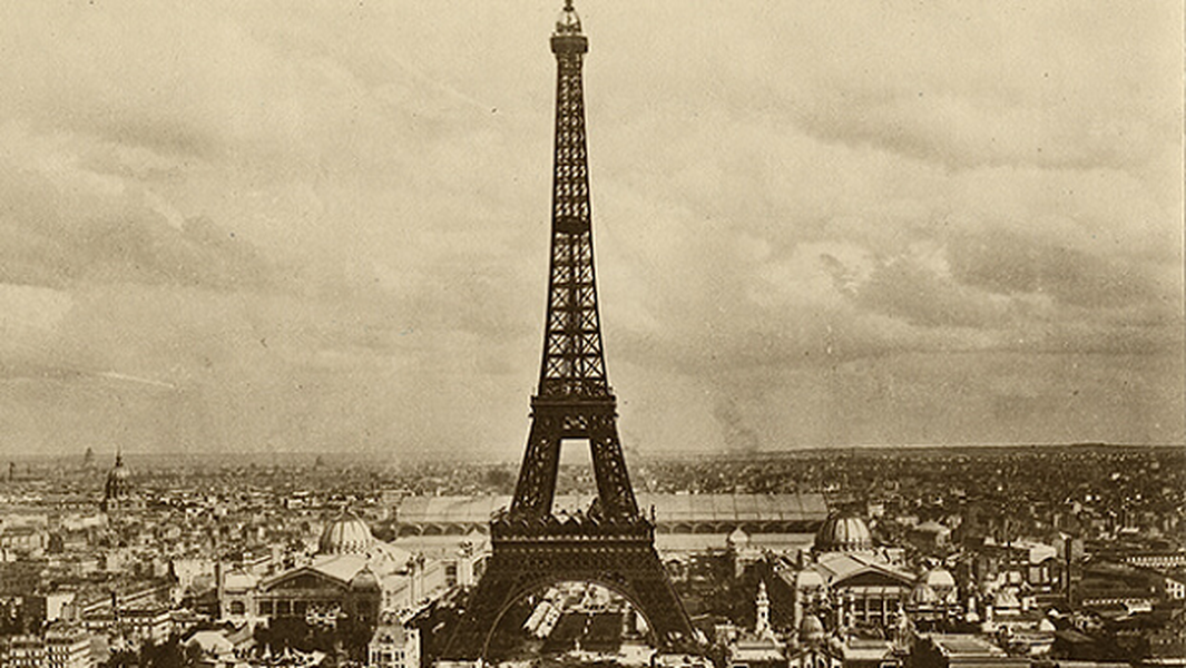 Vào ngày này năm 1889, Tháp Eiffel đã chính thức khai trương tại Paris trong một buổi lễ do Gustave Eiffel, kiến trúc sư thiết kế tháp, chủ trì. Tháp Eiffel vẫn là cấu trúc nhân tạo cao nhất thế giới cho đến khi Tòa nhà Chrysler ở New York hoàn thành vào năm 1930.