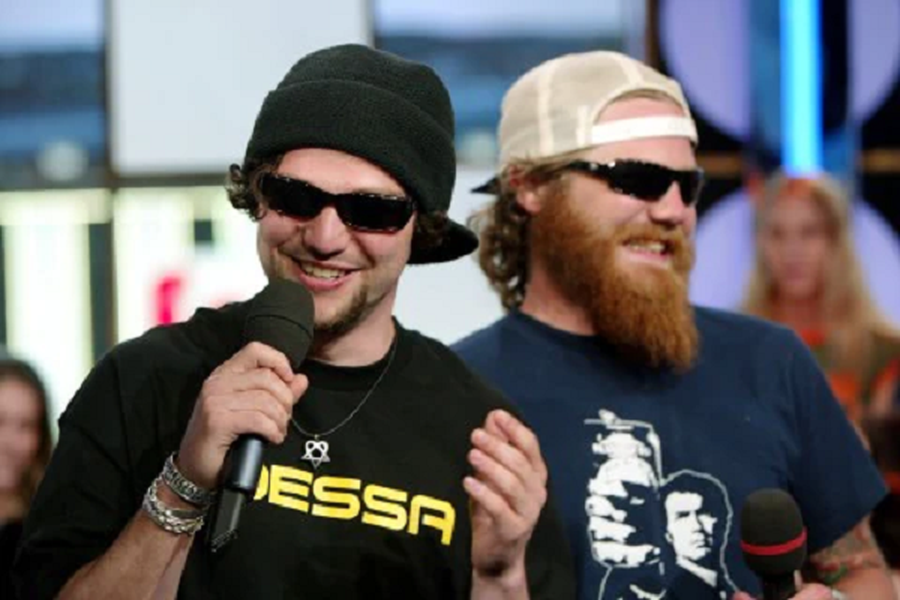 Jackass” Bam Margera và Ryan Dunn là hai ngôi sao chương trình truyền hình thực tế nổi tiếng trên kênh MTV và cũng là bạn thân của nhau. Tháng 6/2011, Dunn chết vì tai nạn xe hơi do say rượu.