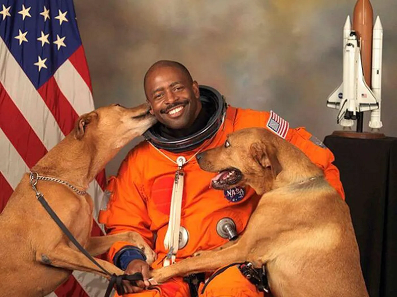 Ông Leland Melvin từng là phi hành gia của NASA, đảm nhiệm vị trí kỹ sư trên tàu con thoi Atlantis. Ông từng làm việc trong vũ trụ 24 ngày.