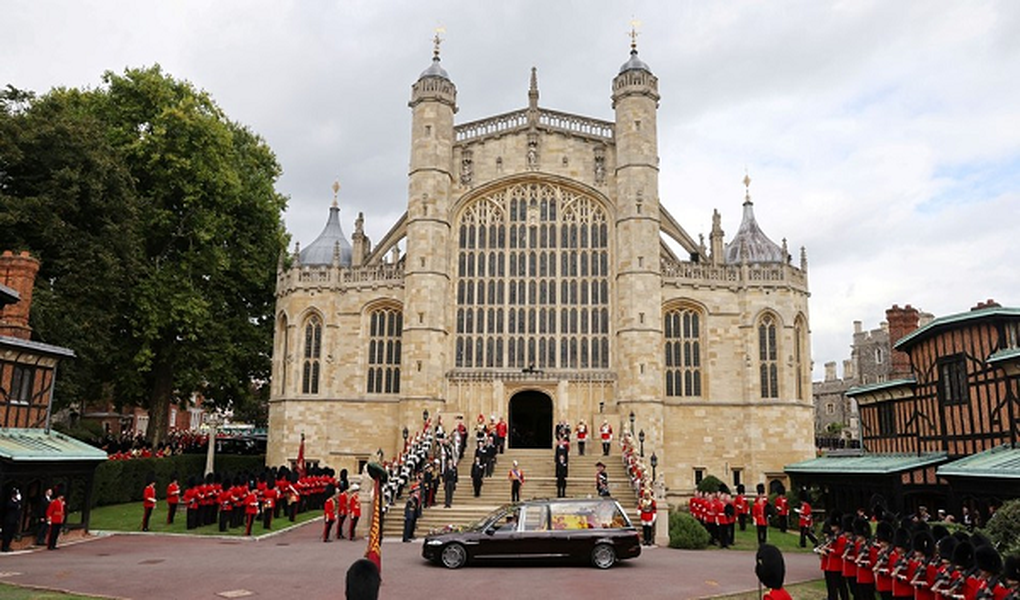 Nơi an nghỉ cuối cùng của Nữ hoàng Elizabeth II trong Nhà nguyện Tưởng niệm Vua George VI, nhưng trước đó bà sẽ được đặt tạm dưới  hầm mộ hoàng gia của Nhà nguyện St George trong lâu đài Windsor.