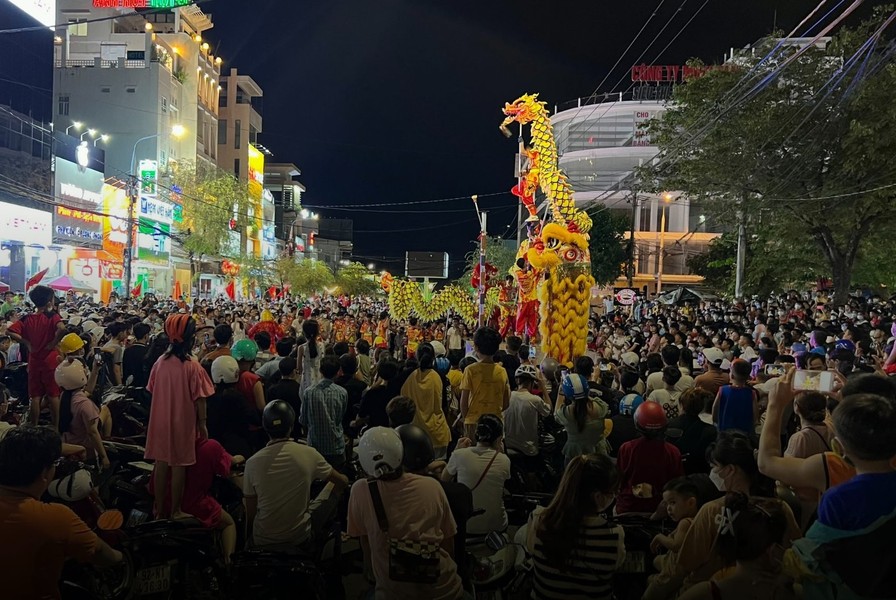  Trung thu năm nay ghi nhận không khí sôi nổi ở khắp nơi từ thành phố đến thôn quê. Một con phố chật kín người xem múa lân ở thành phố Tam Kỳ, Quảng Nam.