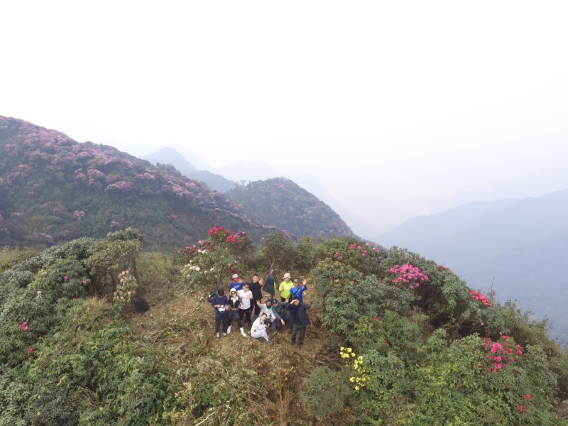 Nằm trong dãy Hoàng Liên Sơn,  Pu Ta Leng được coi là ngọn núi cao thứ 3 ở Việt Nam với vẻ đẹp hoang sơ và kì vĩ, nơi đây đã thôi thúc bước chân của biết bao người có niềm đam mê xê dịch. Tuy nhiên, cung đường để chinh phục đỉnh Pu Ta Leng được nhận định là khá hiểm trở, đòi hỏi người chinh phục phải có sức khoẻ và bản lĩnh.