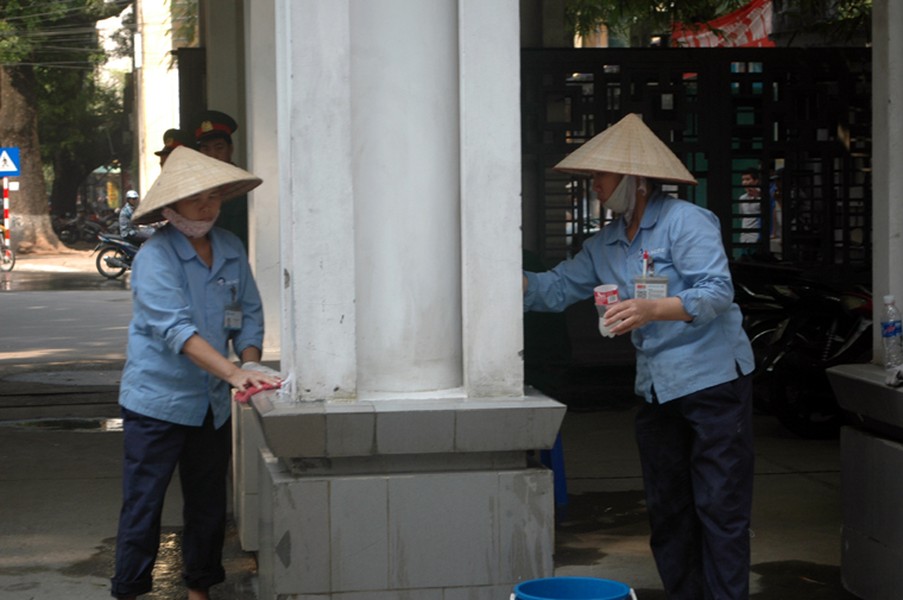 Cổng chính nhà tang lễ đang được tỉ mỉ lau chùi