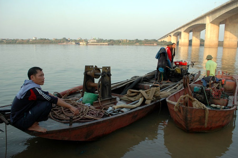 Ống thổi cát dưới đáy sông Hồng cạnh cầu Thanh Trì, Hà Nội dùng tìm kiếm thi thể nạn nhân Huyền.