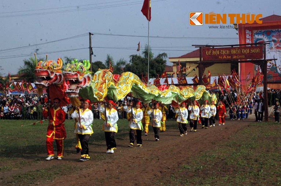 Sáng nay (25/2),  lễ hội cày ruộng khai xuân do vua Lê Đại Hành khởi xướng được tái hiện ở chân núi Đọi Sơn, xã Đọi Sơn, huyện Duy Tiên, tỉnh Hà Nam, với những sá cày cùng tiếng trống khai hội xuống đồng rộn ràng.