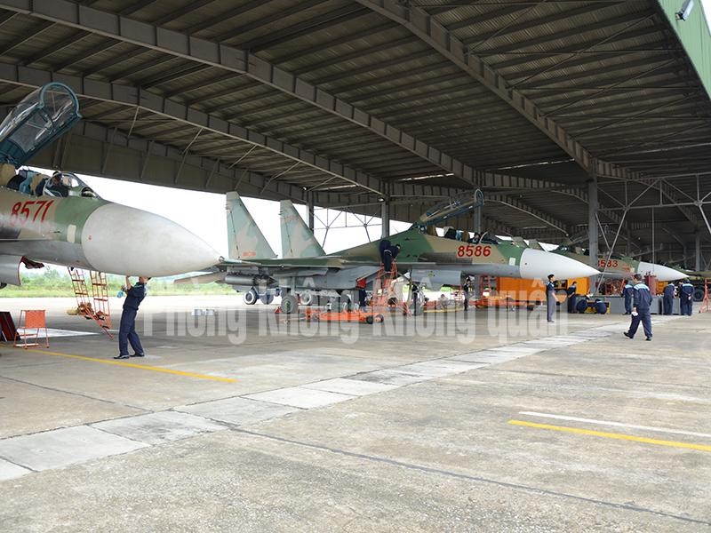 Trung đoàn Không quân 923 (Sư đoàn 371) là một trong những đơn vị của Quân chủng Phòng không-Không quân được trang bị các chiến đấu cơ hiện đại  SU-30MK2. Những năm qua, cán bộ, chiến sĩ đơn vị đã nhanh chóng tổ chức khai thác, huấn luyện và làm chủ vũ khí, trang bị, khí tài hiện đại. Ảnh Trung đoàn 923 triển khai công tác kỹ thuật trước ban bay.