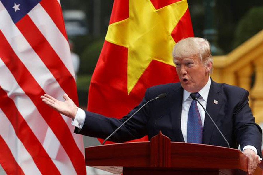 Theo đó trong bài phát biểu của mình tại Hà Nội, Tổng thống Mỹ Donald Trump đã chủ động quảng cáo khả năng đánh chặn tuyện vời của hệ thống tên lửa phòng không  MIM-104 Patriot do nước này chế tạo. Khi các tên lửa Patriot của Saudi Arabia đánh chặn thành công tên lửa đạn đạo được phóng đi từ Yemen. Nguồn ảnh: Financial Express.