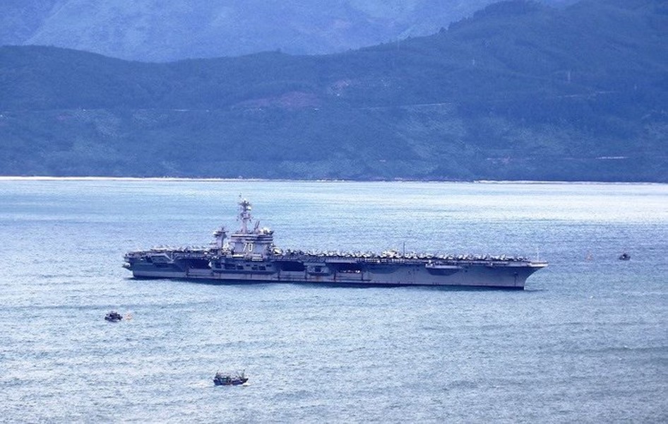 Sáng ngày 9/3, Tàu sân bay  USS Carl Vinson vẫn đang neo tại Vịnh Đà Nẵng. Carl Vinson là tàu sân bay thứ ba thuộc lớp Nimitz của Hoa Kỳ với thủy thủ đoàn gồm 5.000 người tham gia hô trợ và thực hiện hoạt động trên biển. Nhóm tàu sân bay tác chiến bao gồm tổng công 6000 người, một tàu sân bay, một đường băng, một tàu tuần dương và hai tàu khu trục. Ảnh Nguyễn Thành