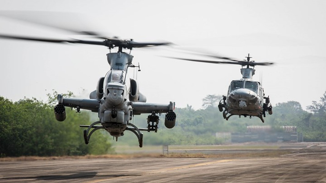 2 trực thăng AH-1Z Viper và UH-1Y Venom đậu tại sân bay U-Tapao, Thái Lan để chuẩn bị cho đợt tập trận Hổ mang Vàng.