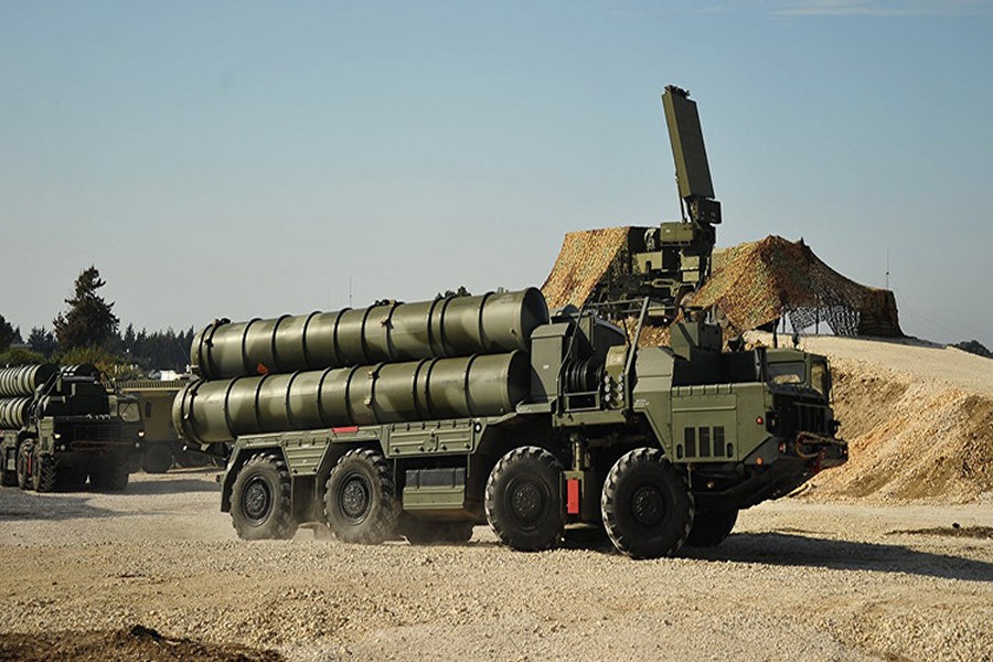 Sở dĩ vấn đề Nga chuyển giao  tên lửa S-300 cho Syria nóng trở lại trong thời gian gần đây một phần là do tác động của chiến dịch không kích của Mỹ và liên quân vào quốc gia Trung Đông này trong hôm 13/4 vừa qua. Chiến dịch không kích trên dù không gây ra quá nhiều tổn thất cho Damascus nhưng lại cho thấy lỗ hỏng phòng không của Syria. Nguồn ảnh: Sputnik.    