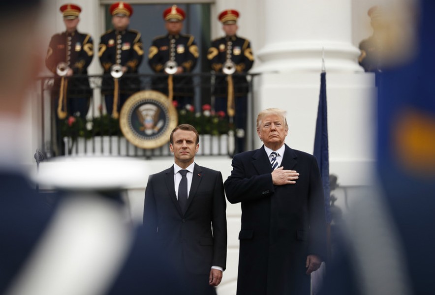 Hãng tin CBS cho biết lễ đón chính thức của Tổng thống Mỹ Donald Trump đối với  Tổng thống Pháp Emmanuel Macron diễn ra vào sáng 24/4. Lễ đón diễn ra ở Bãi cỏ phía Nam của Nhà Trắng với 21 phát đại bác chào mừng, màn duyệt binh với 500 binh sĩ thuộc 5 nhánh quân đội.