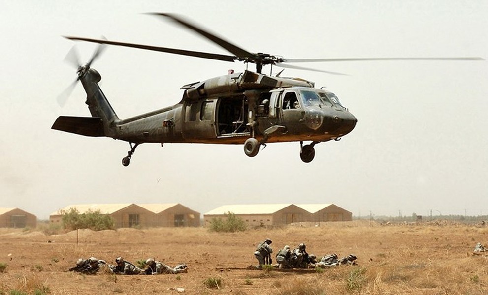 Trực thăng UH-60 Black Hawk yểm trợ cho  binh sĩ Mỹ trong đợt tập trận tại trại Taji, Iraq.