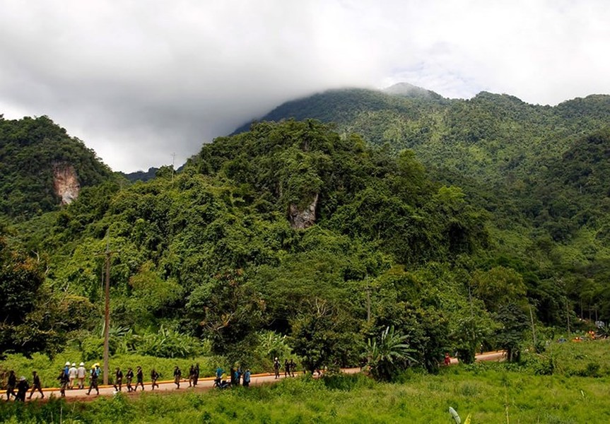 Ngay khi có tin đội bóng thiếu niên bị kẹt trong hang Tham Luang,  lực lượng cứu hộ Thái Lan đã có mặt tại hiện trường. Ảnh: EPA