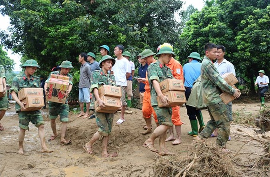 Do ảnh hưởng hoàn lưu cơn bão số 3, mưa lớn diễn ra trên diện rộng tại các tỉnh Yên Bái, Phú Thọ, Sơn La, Lào Cai. Mực nước các sông, suối lên cao, nhiều khu vực tràn đê, gây ngập úng diện rộng trên địa bàn các huyện Hạ Hòa, Tam Nông, Thanh Ba, Tân Sơn, Thanh Sơn tỉnh Phú Thọ, huyện Văn Chấn tỉnh Yên Bái. Ảnh: Cán bộ, chiến sĩ Trung đoàn 98, Sư đoàn 316 ( Quân khu 2) tích cực vận chuyển lương thực, tiếp tế cho người dân bản Mười, xã Sơn Lương (Văn Chấn, Yên Bái) đang bị cô lập bởi nước lũ.