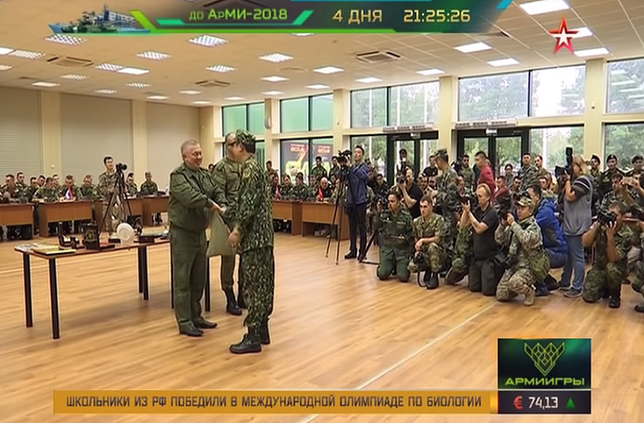 Theo đó trong hôm 23/7 tại trung tâm báo chí Hội thao quân sự quốc tế (International Army Games 2018) tại thao trường Alabino, Bộ Quốc phòng Nga đã tổ chức bốc thăm vòng loại Cuộc thi xe tăng quốc tế  Tank Biathlon 2018 với đại diện của 21 đội tuyển cho 23 quốc gia tham gia giải đấu năm nay. Trong ảnh là đại diện của đội tuyển Việt Nam lên bốc thăm vòng bảng của Tank Biathlon. Nguồn ảnh: Zvezda.