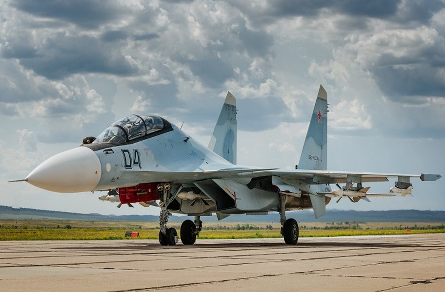 Su-30 là một tiêm kích cơ đa nhiệm 2 chỗ ngồi do Nga sản xuất. Máy bay này có khả năng cơ động và nhào lộn rất tốt. Việc sản xuất hàng loạt  tiêm kích Su-30 bắt đầu vào năm 1992.