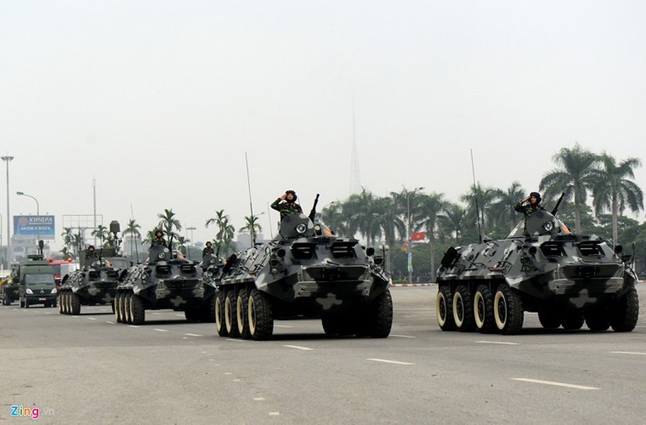  BTR-60PB hiện là dòng xe thiết giáp chở quân chủ lực của Quân đội Nhân dân Việt Nam. Tuy nhiên, với lớp giáp bọc thép chỉ dày tối đa 10mm có chỗ 5mm thì BTR-60BP chỉ có thể chống được đạn 7,62mm ở mọi cự ly bắn và gần như nó sẽ bị hạ gục hoàn t toàn nếu phải đối mặt với các loại pháo trên 23mm hoặc vũ khí chống tăng. Nguồn ảnh: Zing.vn